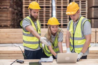 Ahşap işçisi ekibi CO2 azaltma girişimlerini araştırıyor, sürdürülebilirliği, geri dönüşümlü materyalleri, operasyonel dönüşümü ve ayak izi minimizasyonunu kucaklıyor. Yeni enerji ve kaynak kaynakları aranıyor.