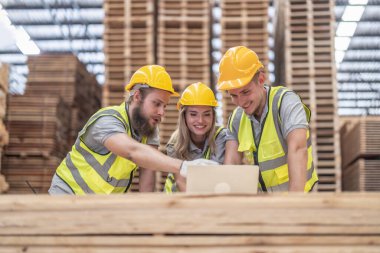 Ahşap işçisi ekibi CO2 azaltma girişimlerini araştırıyor, sürdürülebilirliği, geri dönüşümlü materyalleri, operasyonel dönüşümü ve ayak izi minimizasyonunu kucaklıyor. Yeni enerji ve kaynak kaynakları aranıyor.