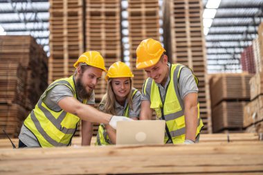 Ahşap işçisi ekibi CO2 azaltma girişimlerini araştırıyor, sürdürülebilirliği, geri dönüşümlü materyalleri, operasyonel dönüşümü ve ayak izi minimizasyonunu kucaklıyor. Yeni enerji ve kaynak kaynakları aranıyor.