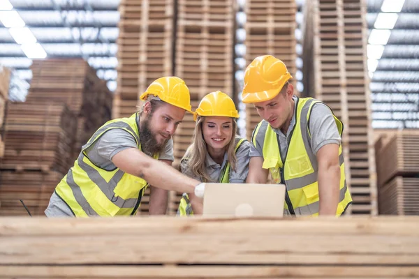 Ahşap işçisi ekibi CO2 azaltma girişimlerini araştırıyor, sürdürülebilirliği, geri dönüşümlü materyalleri, operasyonel dönüşümü ve ayak izi minimizasyonunu kucaklıyor. Yeni enerji ve kaynak kaynakları aranıyor.