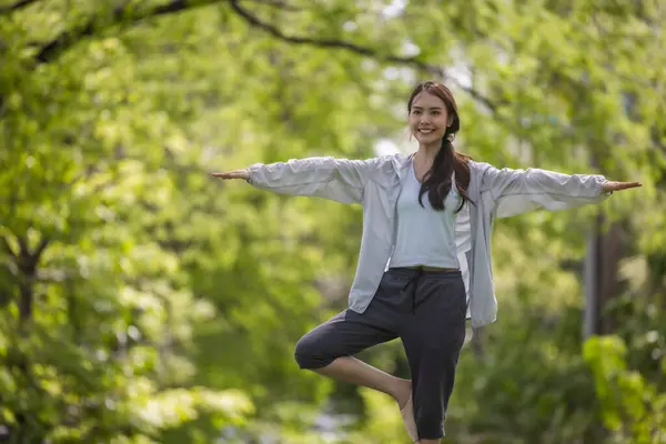 Young Adult Asian Female Discovers Revitalization Engaging Park Yoga Meditation — Stock Photo, Image