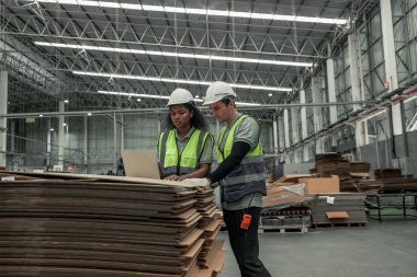 Etik sürdürülebilirlik uzmanı karbondioksit azaltma girişimleri geliştirir karbon emisyonlarını ve ayak izlerini azaltır. Gelişmiş geri dönüşüm teknolojileri ve yenilenebilir enerji kaynakları kullanılarak.