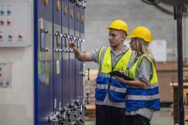 Mühendislik teknisyenleri karton imalat makinesinin düzgün çalışmasını, denetlemesini, onarmasını, standart kalitede ve kesintisiz üretim için gerekli ekipmanların bakımını sağlıyorlar..