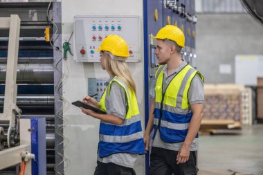 Mühendislik teknisyenleri karton imalat makinesinin düzgün çalışmasını, denetlemesini, onarmasını, standart kalitede ve kesintisiz üretim için gerekli ekipmanların bakımını sağlıyorlar..