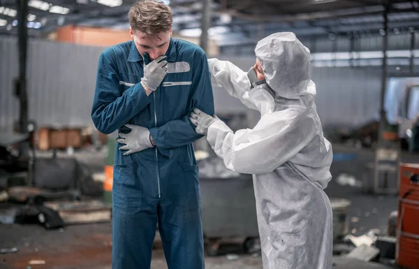 工业废料检查员佩带个人防护设备检查危险化学品 放射性和有毒物质 为工人提供紧急急救和即时救生护理 — 图库照片