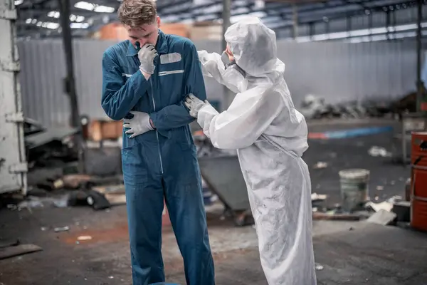 有害な化学物質 放射性物質 有害物質をチェックするために個人的な保護装置を身に着けている産業廃棄物検査官 緊急援助と緊急救命ケアを労働者に提供する — ストック写真