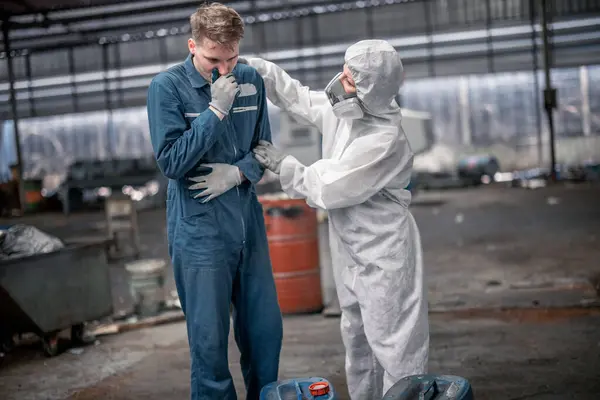 工业废料检查员佩带个人防护设备检查危险化学品 放射性和有毒物质 为工人提供紧急急救和即时救生护理 — 图库照片