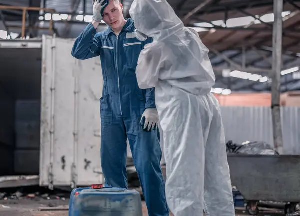 Endüstriyel Atık Müfettişi Tehlikeli Kimyasalları Radyoaktif Zehirli Maddeleri Kontrol Etmek — Stok fotoğraf