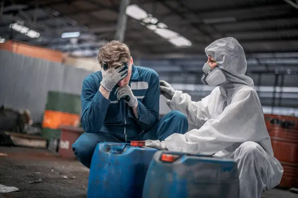Industrieabfallinspektor Trägt Persönliche Schutzausrüstung Gefährliche Chemikalien Radioaktive Und Toxische Substanzen — Stockfoto