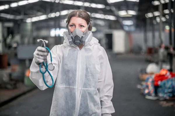 有害な化学物質 放射性物質 有害物質をチェックするために個人的な保護装置を身に着けている産業廃棄物検査官 緊急援助と緊急救命ケアを労働者に提供する — ストック写真