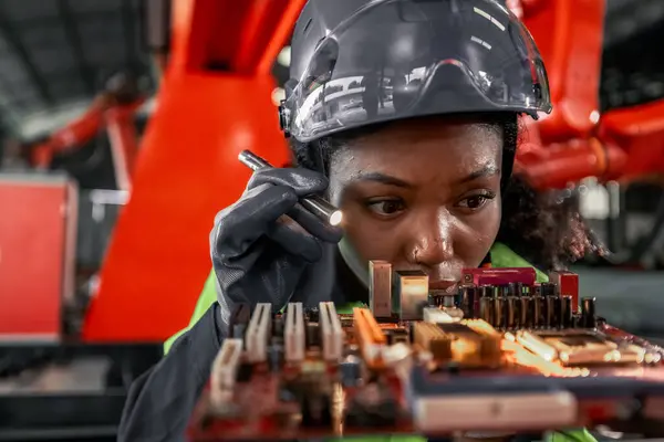 Bir Makine Mühendisi Fabrika Robotu Kolunun Elektrik Sinyalini Performansını Enerji — Stok fotoğraf