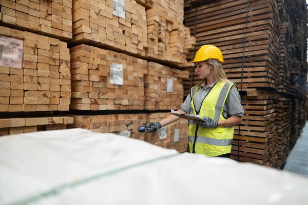 Logistikarbetare Skogsbeklädda Lastpallar Som Använder Tekniska Verktyg För Att Hantera — Stockfoto
