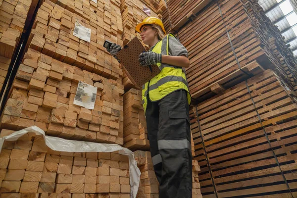 Logistikarbetare Skogsbeklädda Lastpallar Som Använder Tekniska Verktyg För Att Hantera — Stockfoto
