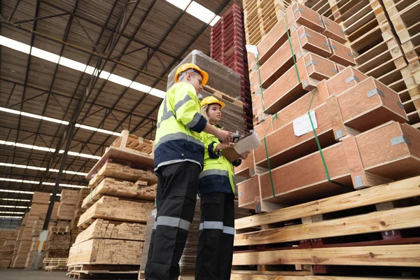 Pracownicy Logistyki Magazynie Palet Zalesionych Pomocą Narzędzi Technologicznych Zarządzania Przepływem — Zdjęcie stockowe