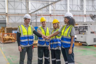 Muhtelif ve çok kültürlü karton işçilerinden oluşan bir ekip pozitif, işbirlikçi bir ortam yaratıyor, üretim hattında çatışma ve takım çalışması yoluyla itici güç ve işbirliği başarısı yaratıyor.