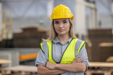 Muhtelif ve çok kültürlü karton işçilerinden oluşan bir ekip pozitif, işbirlikçi bir ortam yaratıyor, üretim hattında çatışma ve takım çalışması yoluyla itici güç ve işbirliği başarısı yaratıyor.