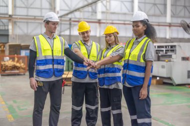 Muhtelif ve çok kültürlü karton işçilerinden oluşan bir ekip pozitif, işbirlikçi bir ortam yaratıyor, üretim hattında çatışma ve takım çalışması yoluyla itici güç ve işbirliği başarısı yaratıyor.