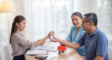 Yaşlı çiftler, huzurevi satın almada tatmin edici hizmet veriyorlar. Satış elemanı ile yapılan ayrıntılı bir sözleşme, şartlar ve koşullar konusunda yapılan anlaşmalar sonrasında anahtar devir teslimi de dahil olmak üzere sorunsuz bir geçiş sağlıyor.