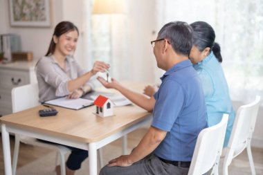 Yaşlı çiftler, huzurevi satın almada tatmin edici hizmet veriyorlar. Satış elemanı ile yapılan ayrıntılı bir sözleşme, şartlar ve koşullar konusunda yapılan anlaşmalar sonrasında anahtar devir teslimi de dahil olmak üzere sorunsuz bir geçiş sağlıyor.