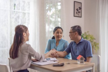 Yaşlı çiftler, huzurevi satın almada tatmin edici hizmet veriyorlar. Satış elemanı ile yapılan ayrıntılı bir sözleşme, şartlar ve koşullar konusunda yapılan anlaşmalar sonrasında anahtar devir teslimi de dahil olmak üzere sorunsuz bir geçiş sağlıyor.
