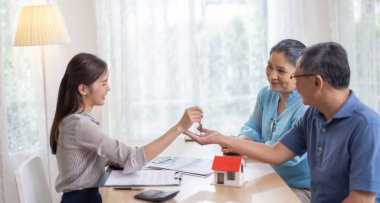 Yaşlı çiftler, huzurevi satın almada tatmin edici hizmet veriyorlar. Satış elemanı ile yapılan ayrıntılı bir sözleşme, şartlar ve koşullar konusunda yapılan anlaşmalar sonrasında anahtar devir teslimi de dahil olmak üzere sorunsuz bir geçiş sağlıyor.