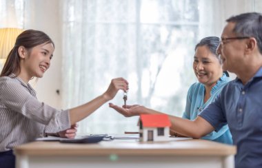 Yaşlı çiftler, huzurevi satın almada tatmin edici hizmet veriyorlar. Satış elemanı ile yapılan ayrıntılı bir sözleşme, şartlar ve koşullar konusunda yapılan anlaşmalar sonrasında anahtar devir teslimi de dahil olmak üzere sorunsuz bir geçiş sağlıyor.
