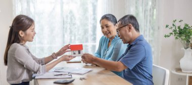 Yaşlı çiftler, huzurevi satın almada tatmin edici hizmet veriyorlar. Satış elemanı ile yapılan ayrıntılı bir sözleşme, şartlar ve koşullar konusunda yapılan anlaşmalar sonrasında anahtar devir teslimi de dahil olmak üzere sorunsuz bir geçiş sağlıyor.