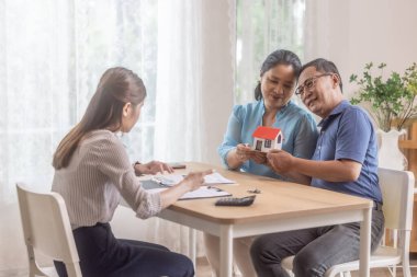 Yaşlı çiftler, huzurevi satın almada tatmin edici hizmet veriyorlar. Satış elemanı ile yapılan ayrıntılı bir sözleşme, şartlar ve koşullar konusunda yapılan anlaşmalar sonrasında anahtar devir teslimi de dahil olmak üzere sorunsuz bir geçiş sağlıyor.