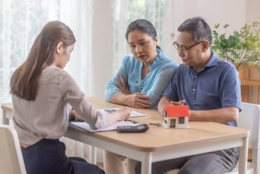 Yaşlı çiftler, huzurevi satın almada tatmin edici hizmet veriyorlar. Satış elemanı ile yapılan ayrıntılı bir sözleşme, şartlar ve koşullar konusunda yapılan anlaşmalar sonrasında anahtar devir teslimi de dahil olmak üzere sorunsuz bir geçiş sağlıyor.