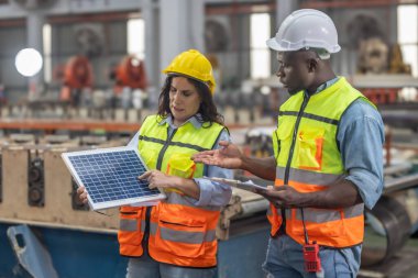 Fabrikadaki metal levha işçileri çatıya güneş panelleri kurmayı, yenilenebilir enerjiyi teşvik etmeyi, maliyetleri düşürmeyi, sürdürülebilir ve verimli iklim değişikliğiyle mücadele etmek için karbon kredileri kaydetmeyi planlıyorlar..