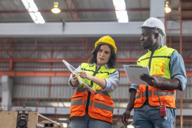 Fabrikadaki metal levha işçileri çatıya güneş panelleri kurmayı, yenilenebilir enerjiyi teşvik etmeyi, maliyetleri düşürmeyi, sürdürülebilir ve verimli iklim değişikliğiyle mücadele etmek için karbon kredileri kaydetmeyi planlıyorlar..
