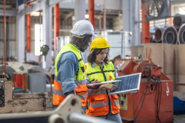 Fabrikadaki metal levha işçileri çatıya güneş panelleri kurmayı, yenilenebilir enerjiyi teşvik etmeyi, maliyetleri düşürmeyi, sürdürülebilir ve verimli iklim değişikliğiyle mücadele etmek için karbon kredileri kaydetmeyi planlıyorlar..