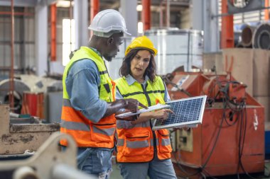 Fabrikadaki metal levha işçileri çatıya güneş panelleri kurmayı, yenilenebilir enerjiyi teşvik etmeyi, maliyetleri düşürmeyi, sürdürülebilir ve verimli iklim değişikliğiyle mücadele etmek için karbon kredileri kaydetmeyi planlıyorlar..