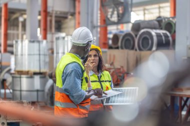 Fabrikadaki metal levha işçileri çatıya güneş panelleri kurmayı, yenilenebilir enerjiyi teşvik etmeyi, maliyetleri düşürmeyi, sürdürülebilir ve verimli iklim değişikliğiyle mücadele etmek için karbon kredileri kaydetmeyi planlıyorlar..