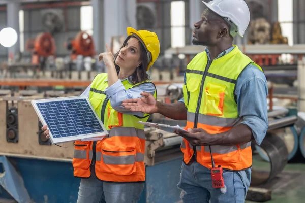 工厂的金属板工人计划在屋顶上安装太阳能电池板 推广可再生能源 降低成本 登记碳信用额 以便以可持续和有效的方式应对气候变化 — 图库照片