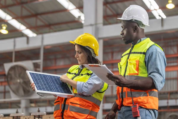 Trabajadores Chapa Metálica Fábrica Planean Instalar Paneles Solares Techo Promover — Foto de Stock