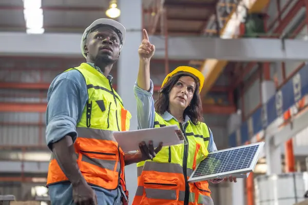Εργαζόμενοι Μεταλλικά Φύλλα Στο Εργοστάσιο Σχεδιάζουν Εγκαταστήσουν Ηλιακούς Συλλέκτες Στην — Φωτογραφία Αρχείου