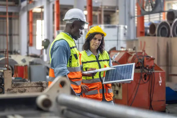 工厂的金属板工人计划在屋顶上安装太阳能电池板 推广可再生能源 降低成本 登记碳信用额 以便以可持续和有效的方式应对气候变化 — 图库照片