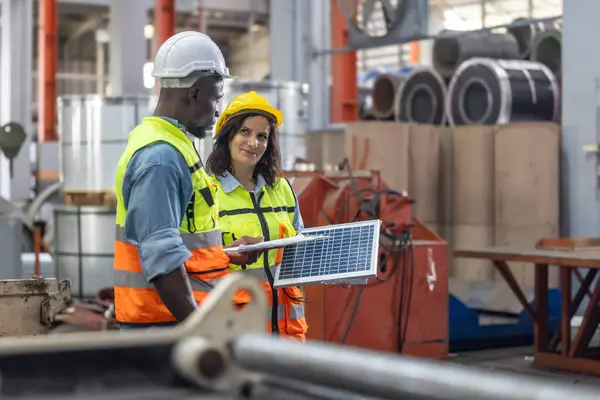 Metallplåtsarbetare Fabriken Planerar Att Installera Solpaneler Taket Främja Förnybar Energi — Stockfoto