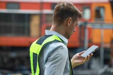 Lokomotif mühendisi iletkenler ve sevk memurlarıyla iletişim kurar, verimli demiryolu akışını sağlar, zamanlamayı optimize eder, yakıt tüketimini azaltmak için yönlendirme yapar. Güvenliğe öncelik verilmesi, sorunsuz geçişler