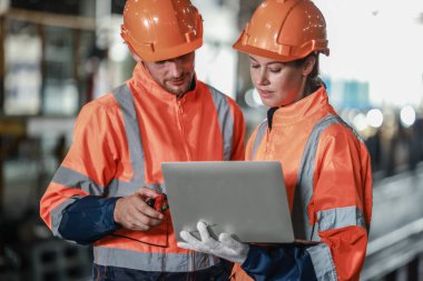 Çevreye duyarlı firmadan gelen lokomotif mühendisleri platformda ticaret yapmak için karbon kredi sertifikası kaydettiler. Sorumlu demiryolu uygulamaları yoluyla çevre korumasının artırılması ve emisyonların azaltılması