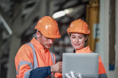 Çevreye duyarlı firmadan gelen lokomotif mühendisleri platformda ticaret yapmak için karbon kredi sertifikası kaydettiler. Sorumlu demiryolu uygulamaları yoluyla çevre korumasının artırılması ve emisyonların azaltılması
