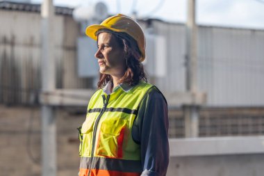 Fabrika işçileri yorgunluk ve yorgunluk hissediyorlar. Uzun süren yoğun iş yükü ve baskıdan sonra kendilerine olan saygıları azalıyor. Bu durum, daha dengeli ve sağlıklı bir yaklaşıma duyulan ihtiyacı vurguluyor.