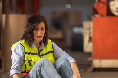 Fabrika işçileri yorgunluk ve yorgunluk hissediyorlar. Uzun süren yoğun iş yükü ve baskıdan sonra kendilerine olan saygıları azalıyor. Bu durum, daha dengeli ve sağlıklı bir yaklaşıma duyulan ihtiyacı vurguluyor.