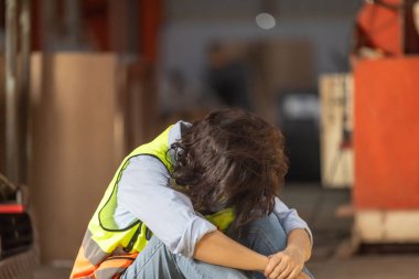 Fabrika işçileri yorgunluk ve yorgunluk hissediyorlar. Uzun süren yoğun iş yükü ve baskıdan sonra kendilerine olan saygıları azalıyor. Bu durum, daha dengeli ve sağlıklı bir yaklaşıma duyulan ihtiyacı vurguluyor.