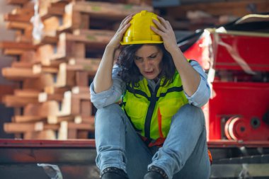 Fabrika işçileri yorgunluk ve yorgunluk hissediyorlar. Uzun süren yoğun iş yükü ve baskıdan sonra kendilerine olan saygıları azalıyor. Bu durum, daha dengeli ve sağlıklı bir yaklaşıma duyulan ihtiyacı vurguluyor.