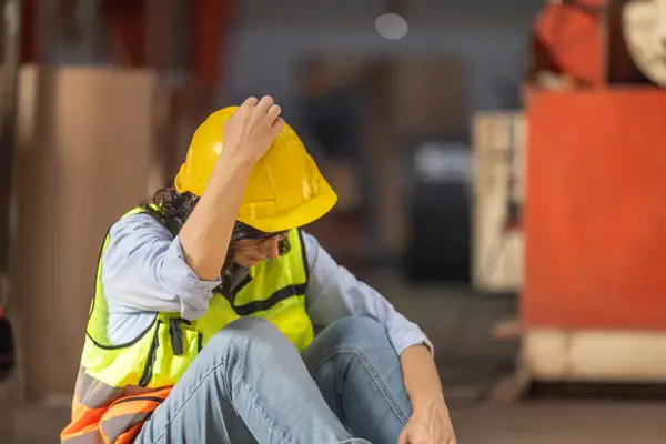 Fabrikarbeiter Spüren Burnout Erschöpfung Nach Einer Längeren Phase Intensiver Arbeitsbelastung — Stockfoto