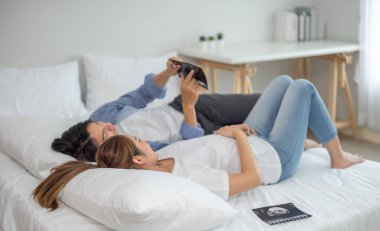 Asyalı çiftler ultrason görüntülerini tararken hamileliğin coşkusunu ve heyecanını kucaklarlar. Bebeğin rahmindeki sağlık, cinsiyet ve gelişimi ortaya çıkar. Mutluluk ve memnuniyet aile içinde bağı güçlendirir.