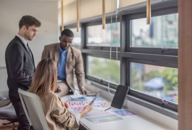 Ürün yöneticisi, tasarımcı, geliştirici mobil uygulamanın UI, renk ve etkileşimli düğmeleri üzerinde işbirliği yapmaktadır. En iyi kullanıcı deneyimi için prototip deneniyor, optimize ediliyor, sorunsuz bir müşteri yolculuğu sağlanıyor.