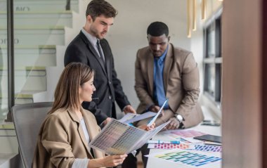 Ürün yöneticisi, tasarımcı, geliştirici mobil uygulamanın UI, renk ve etkileşimli düğmeleri üzerinde işbirliği yapmaktadır. En iyi kullanıcı deneyimi için prototip deneniyor, optimize ediliyor, sorunsuz bir müşteri yolculuğu sağlanıyor.